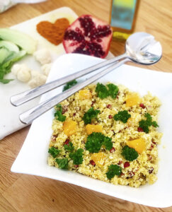 En nyttig sallad med blomkålscouscous.granatäpple och curry,