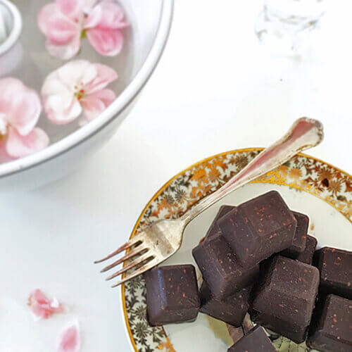 Hemmagjord choklad ligger på ett fat.