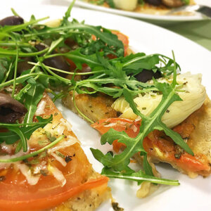 Vegansk och glutenfri kikärtspizza med topping.