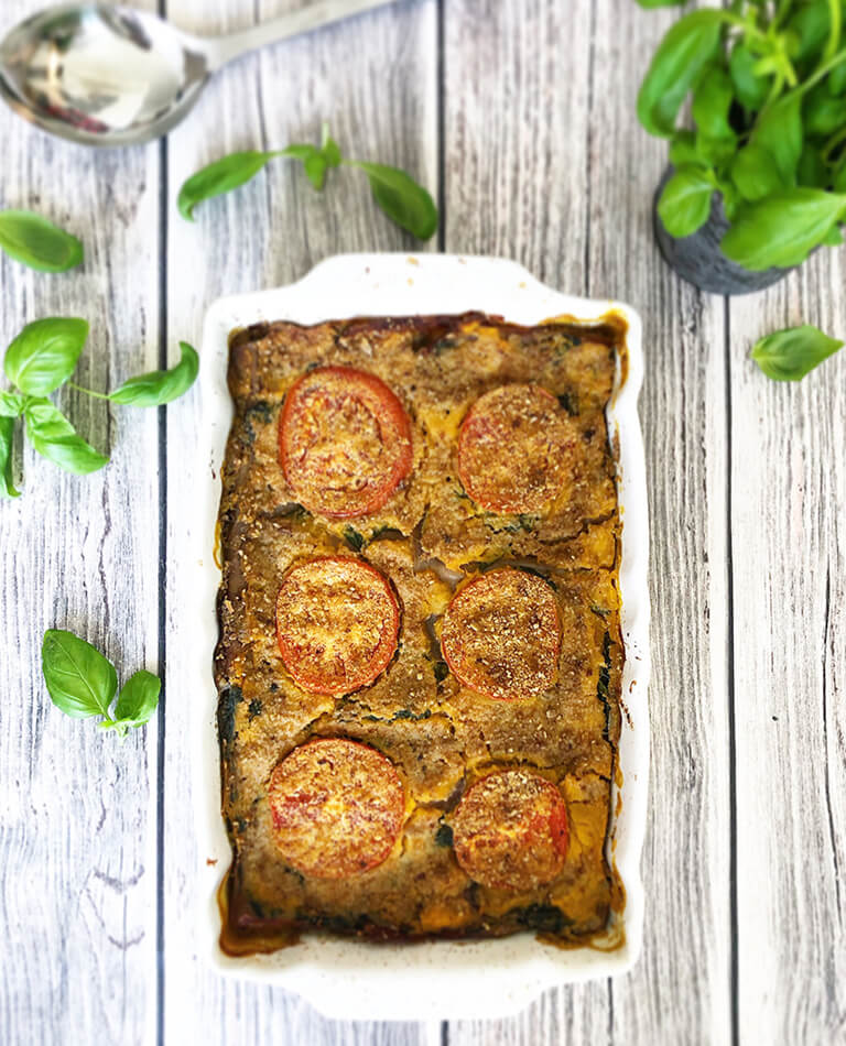 En ugnsform med vegansk lasagne på bönor, spenatröra och pumpasås.