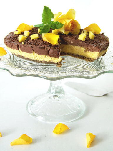 Mango och choklad cheesecake toppad med en gul ros.