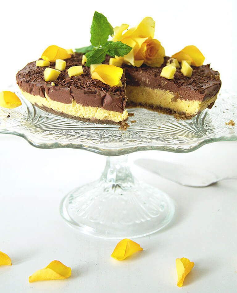Mango och choklad cheesecake toppad med en gul ros.
