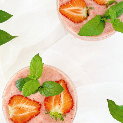 Två skålar nicecream - raw glass toppad med jordgubbar och mynta.