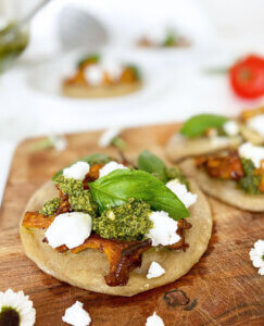 Glutenfri minipizza med kantareller, vegansk feta och pesto.