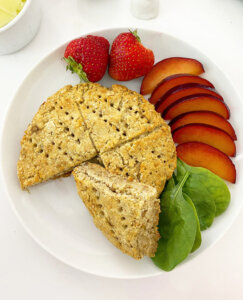 Ett fat med glutenfria scones - veganska bananscones med tillbehör.