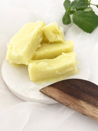 En bricka med hemmagjort mjölkfritt margarin.