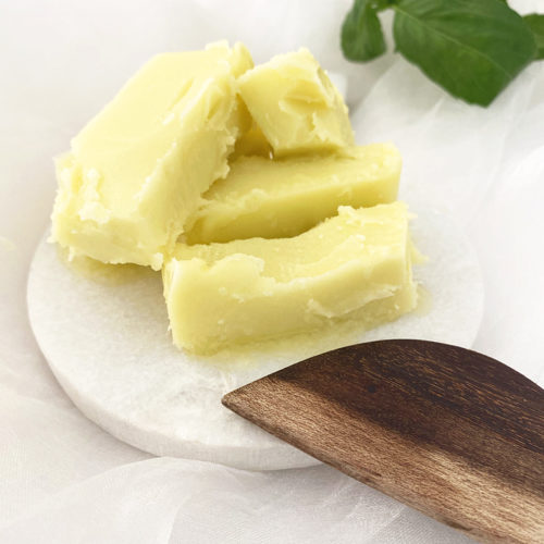 En skål med veganskt glutenfritt hemmagjort margarin.