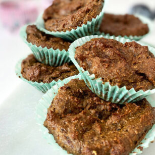 Glutenfria muffins på rödbeta och lakrits ligger på en bricka.