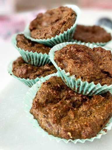 Glutenfria muffins på rödbeta och lakrits ligger på en bricka.