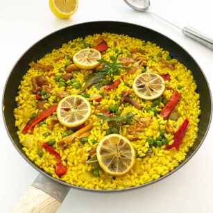 En panna vegansk paella med kantareller, ugnsbakad paprika och saffran.