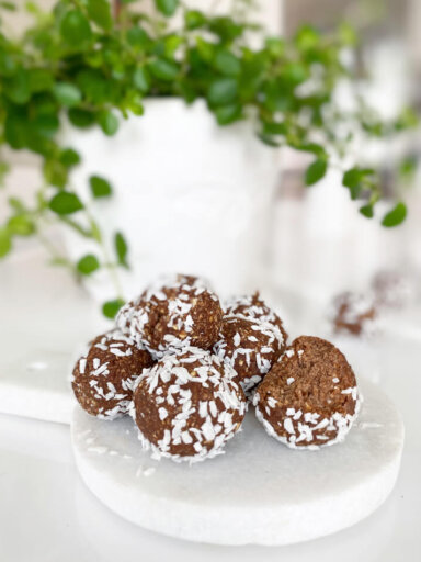 Chokladbollar utan smör / raw food bollar ligger på en bricka.