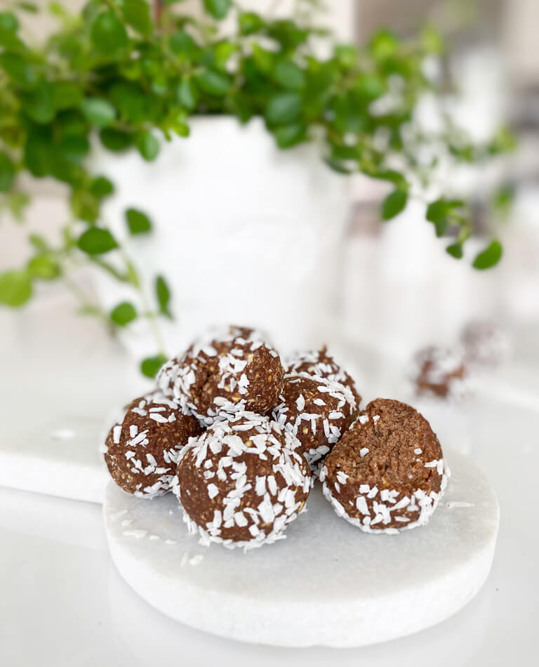 Chokladbollar utan smör / raw food bollar ligger på en bricka.
