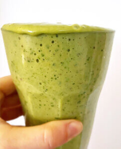 Ett glas med en krämig banan och selleri smoothie.