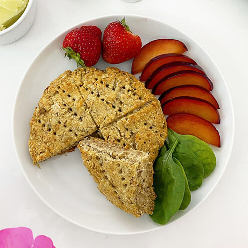 Ett fat med glutenfria scones - veganska bananscones med tillbehör.