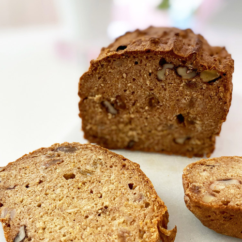 Ett fat med glutenfria scones - veganska bananscones med tillbehör.