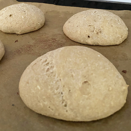 Ett fat med glutenfria scones - veganska bananscones med tillbehör.