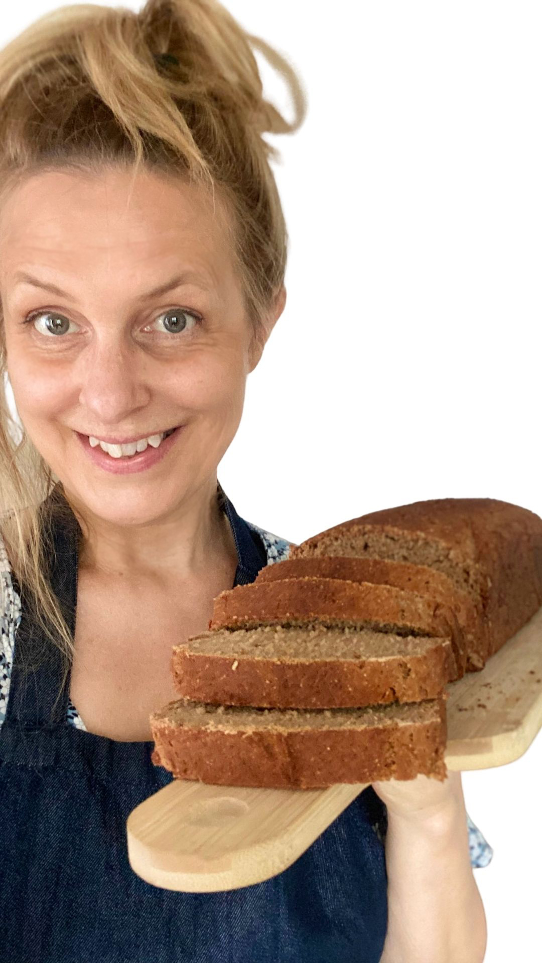 Kvinna håller upp en glutenfri kavring